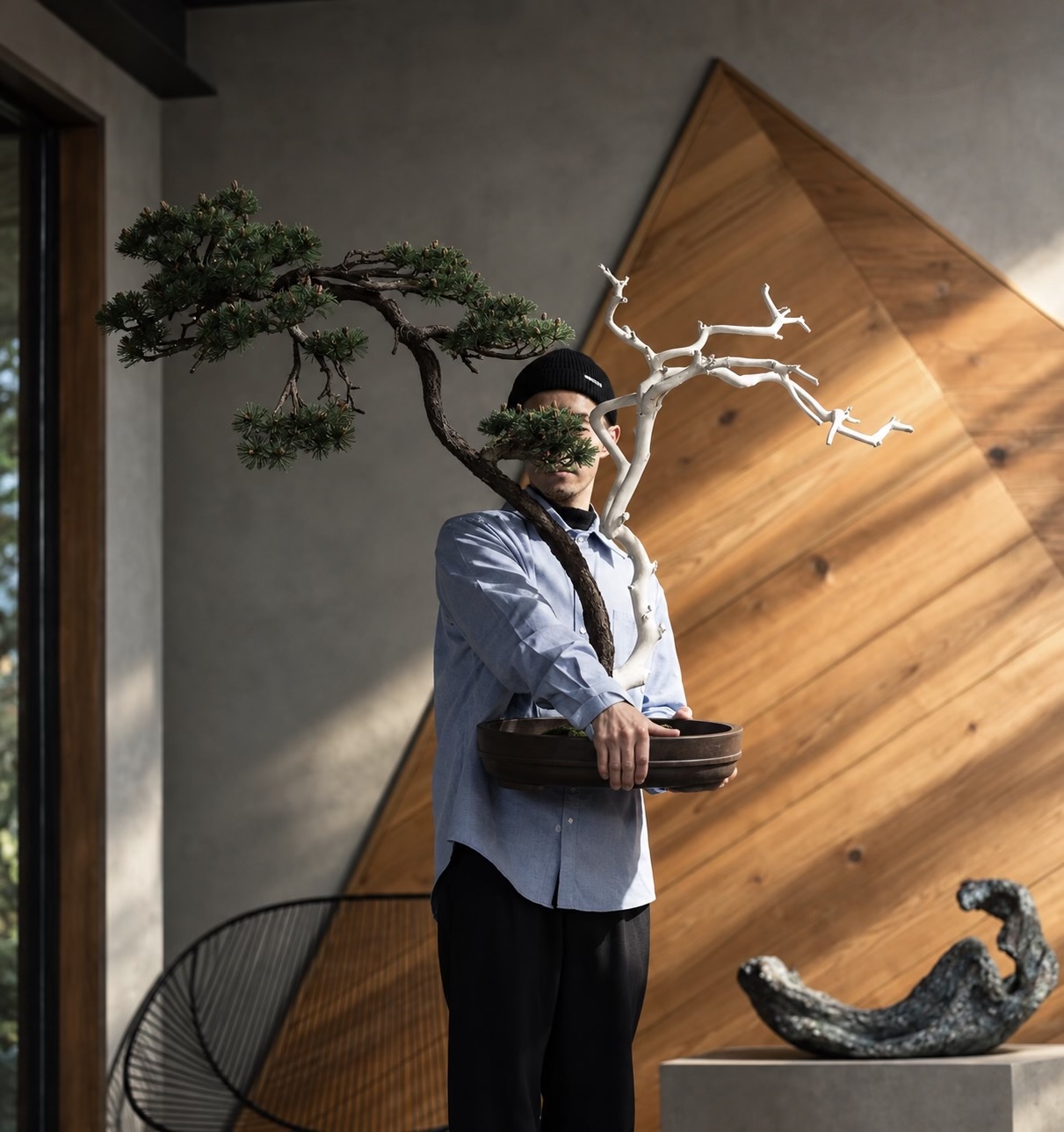 アート盆栽の枝をワイヤーで仕立てる作家の手元
